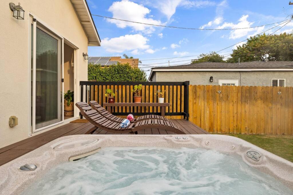 Modern Spacious Romantic La Gated Yard Hottub Holiday home *