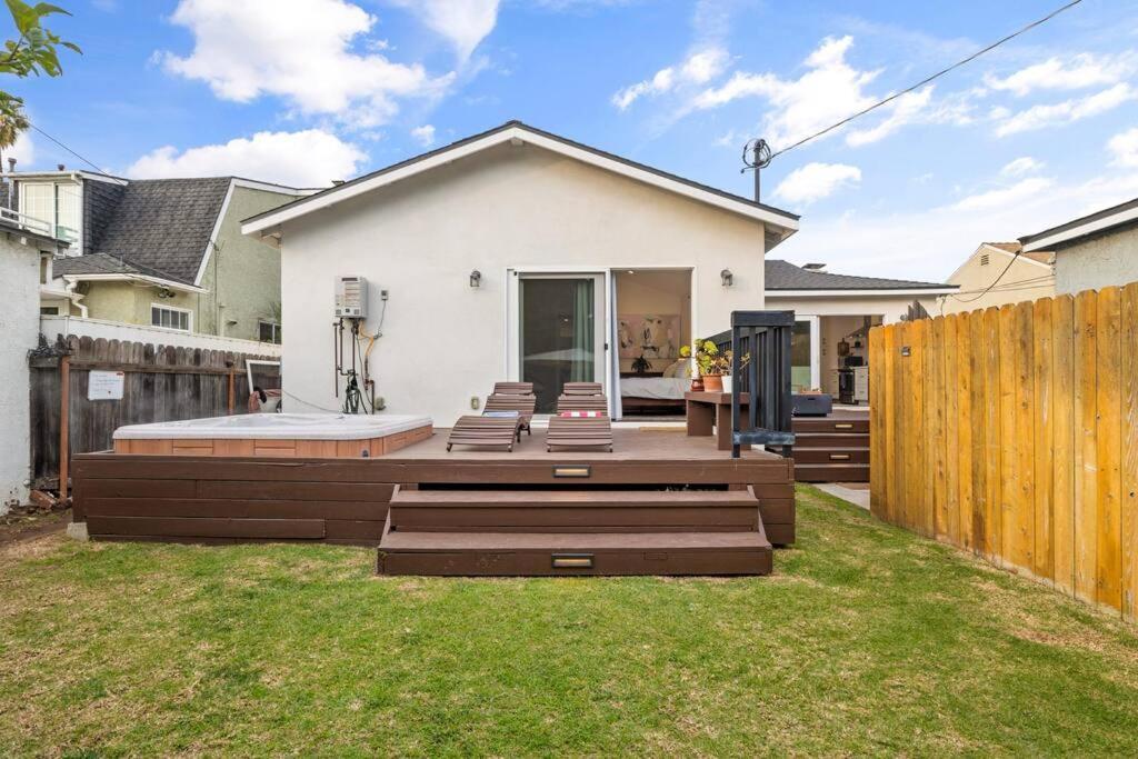 Holiday home Modern Spacious Romantic La Gated Yard Hottub *