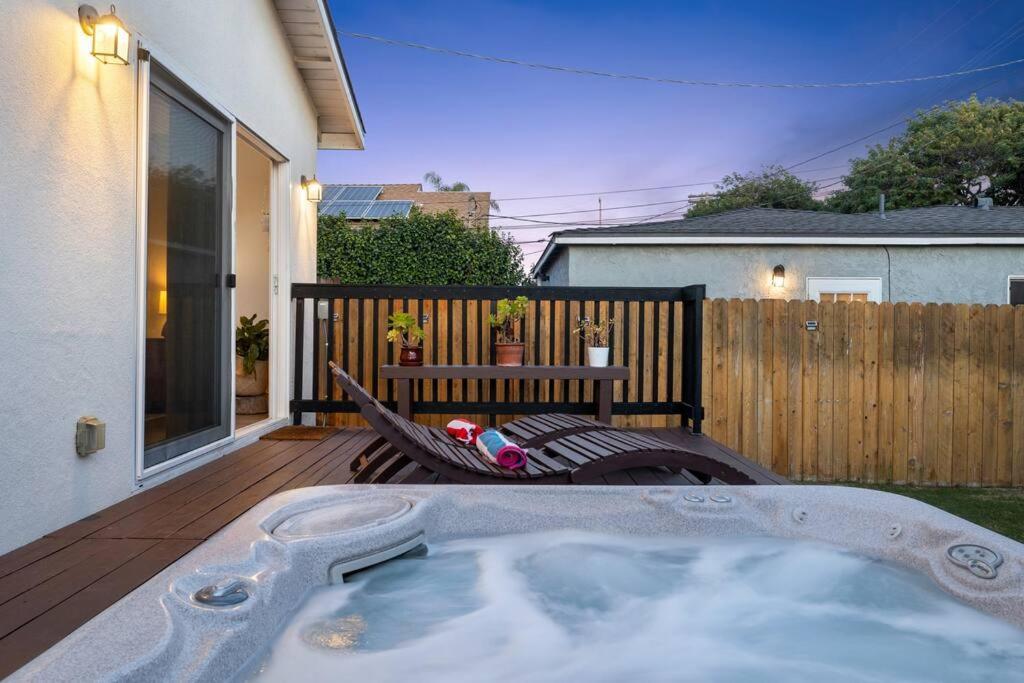 Holiday home Modern Spacious Romantic La Gated Yard Hottub