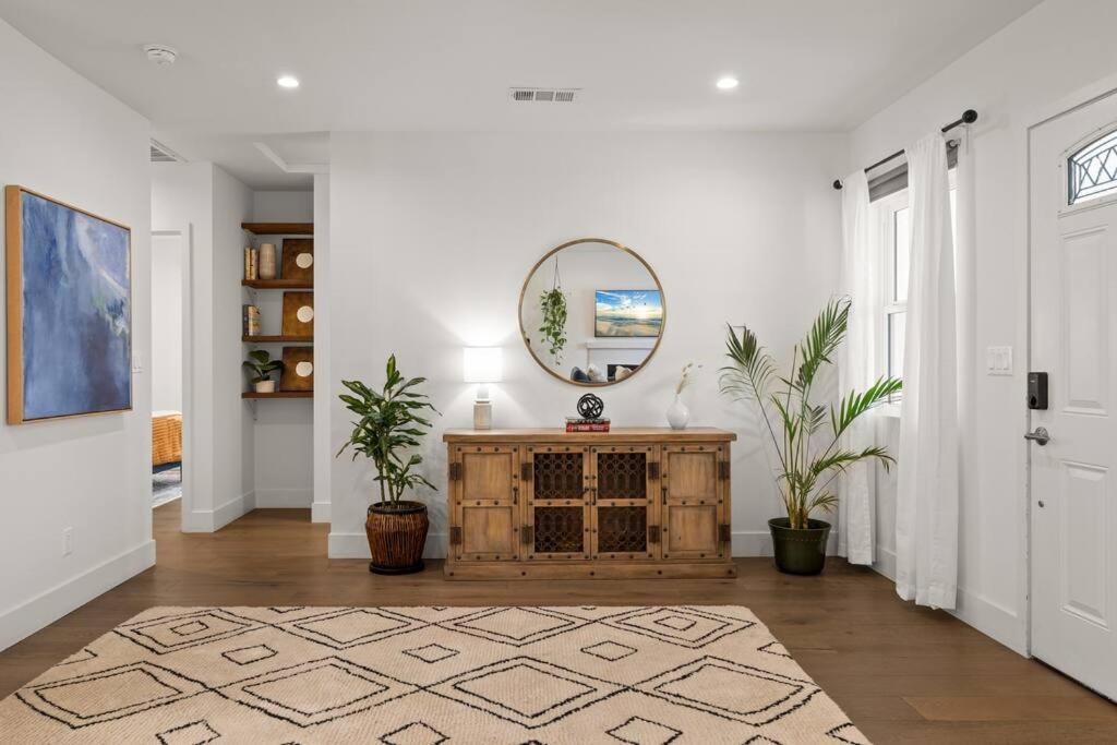 Modern Spacious Romantic La Gated Yard Hottub Holiday home Los Angeles