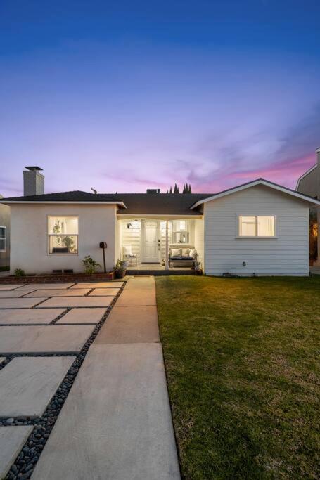 Modern Spacious Romantic La Gated Yard Hottub