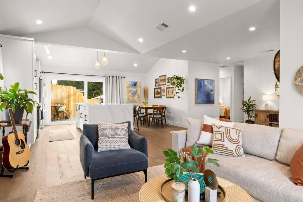 Modern Spacious Romantic La Gated Yard Hottub Holiday home